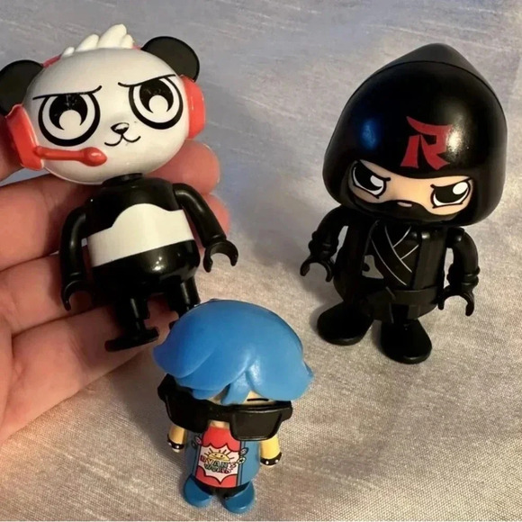 2/25$ Ryan’s World 3 Figurines - Picture 3 of 4